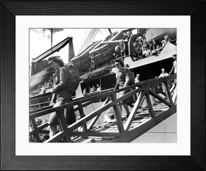 Framed Print : Women Marines arriving at the Hawaiian Islands with their field packs. During World War 2, Feb. 28, 1945. (BSLOC_2015_14_114)