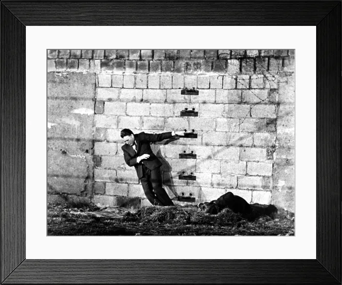 Framed Print : THE SPY WHO CAME IN FROM THE COLD, Richard Burton, 1965 Framed Print : THE SPY WHO CAME IN FROM THE COLD, Richard Burton, 1965