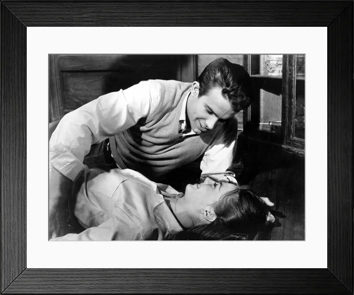 Framed Print : SPLENDOR IN THE GRASS, Warren Beatty, Natalie Wood, 1961