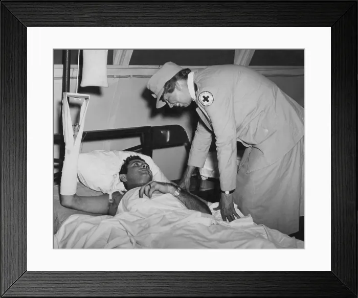 Framed Print : First Lady Eleanor Roosevelt visits a wounded soldier in a South Pacific military hospital. Aug.-Sept. 1943