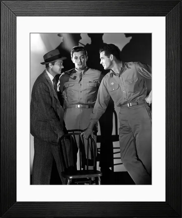 Framed Print : CROSSFIRE, Robert Young, Robert Mitchum, Robert Ryan, 1947