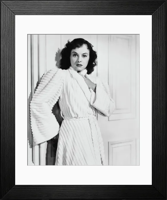 Framed Print : THE GHOST BREAKERS, Paulette Goddard, 1940 Framed Print : THE GHOST BREAKERS, Paulette Goddard, 1940