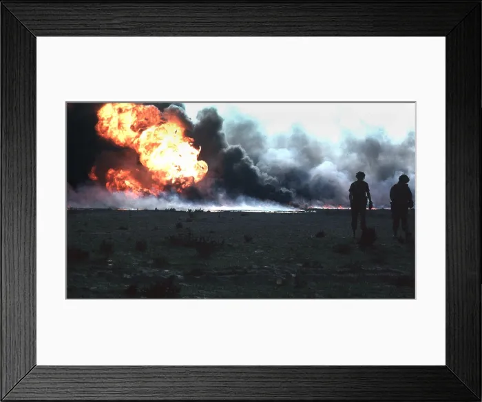 Framed Print : Burning Kuwaiti oil field during the First Gulf War in 1991. Retreating Iraqi troops set fire to Kuwait's oil fields. (BSLOC_2011_3_16)