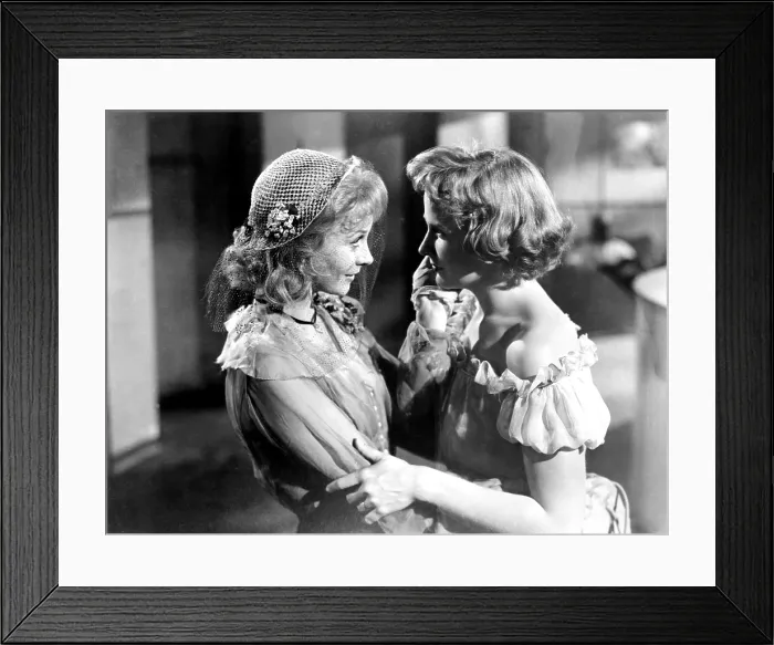 Framed Print : A STREETCAR NAMED DESIRE, from left: Vivien Leigh, Kim Hunter, 1951