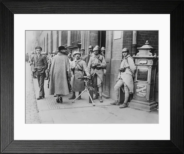 Framed Print : French soldiers with a machine gun stationed at the post office in Essen, Germany, 1923. The occupation lasted until August 1925 Framed Print : French soldiers with a machine gun stationed at the post office in Essen, Germany, 1923. The occupation lasted until August 1925