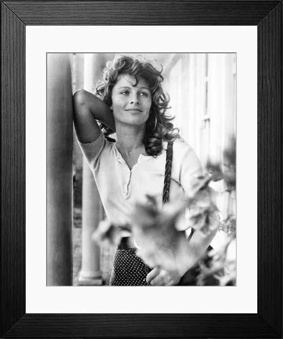 Framed Print : THE GO-BETWEEN, Julie Christie, on-set between takes, 1970