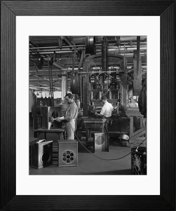 Framed Print : Workers assembling radios at the Atwater Kent Factory in North Philadelphia, c. 1928-29 Framed Print : Workers assembling radios at the Atwater Kent Factory in North Philadelphia, c. 1928-29