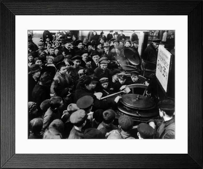 Framed Print : German civilians crowding around soup pots in Berlin during WW1 in 1916 Framed Print : German civilians crowding around soup pots in Berlin during WW1 in 1916