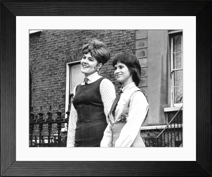 Framed Print : GIRL WITH GREEN EYES, Lynn Redgrave, Rita Tushingham, 1964 Framed Print : GIRL WITH GREEN EYES, Lynn Redgrave, Rita Tushingham, 1964
