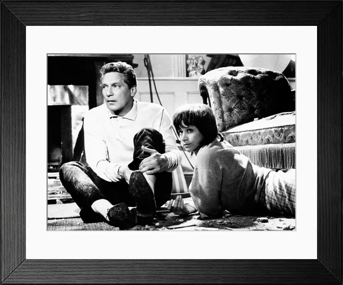 Framed Print : GIRL WITH GREEN EYES, Peter Finch, Rita Tushingham, 1964 Framed Print : GIRL WITH GREEN EYES, Peter Finch, Rita Tushingham, 1964