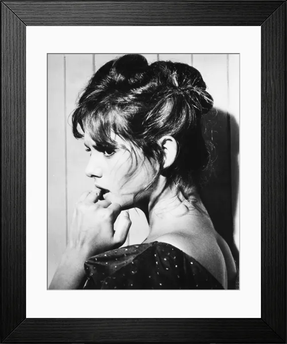 Framed Print : GIRL WITH A SUITCASE, (aka LA RAGAZZA CON LA VALIGIA), Claudia Cardinale, 1961