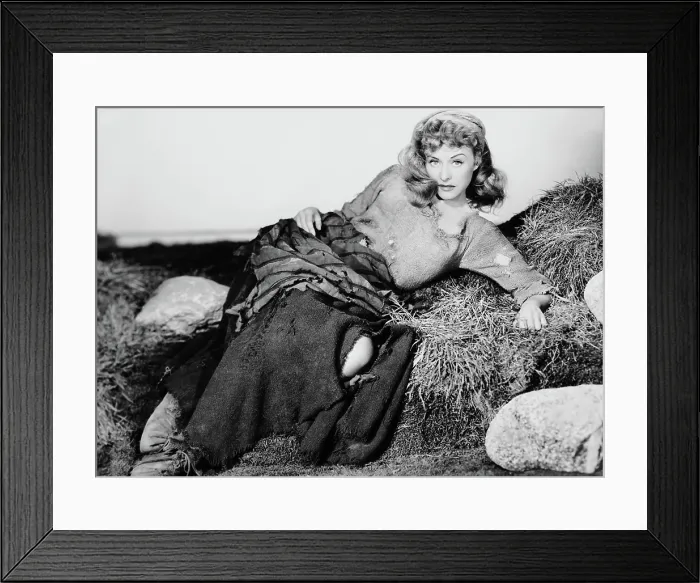 Framed Print : UNCONQUERED, Paulette Goddard, 1947 Framed Print : UNCONQUERED, Paulette Goddard, 1947
