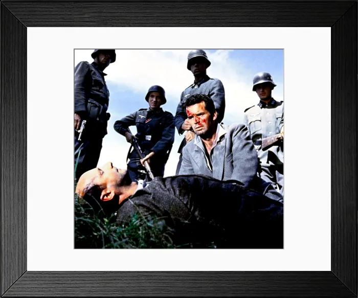Framed Print : THE GREAT ESCAPE, Donald Pleasence, James Garner, 1963