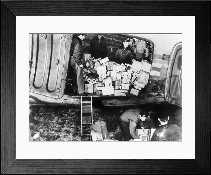 Framed Print : A plane-load of Christmas presents from the USA reaches its destination via the Berlin Airlift in Dec. 1948 Framed Print : A plane-load of Christmas presents from the USA reaches its destination via the Berlin Airlift in Dec. 1948