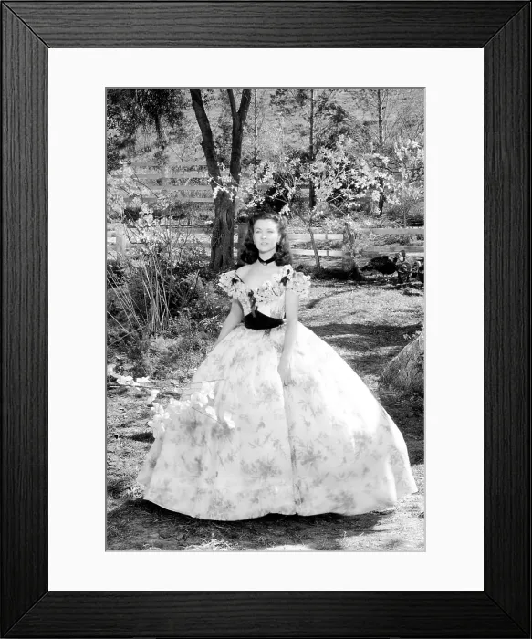 Framed Print : GONE WITH THE WIND, Vivien Leigh at Tara Plantation, 1939 Framed Print : GONE WITH THE WIND, Vivien Leigh at Tara Plantation, 1939