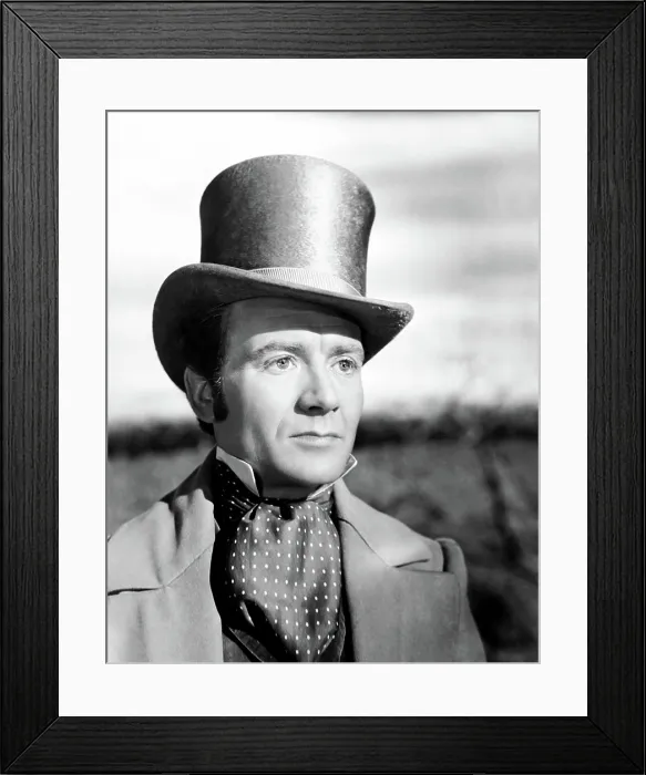 Framed Print : GREAT EXPECTATIONS, John Mills, 1946 Framed Print : GREAT EXPECTATIONS, John Mills, 1946