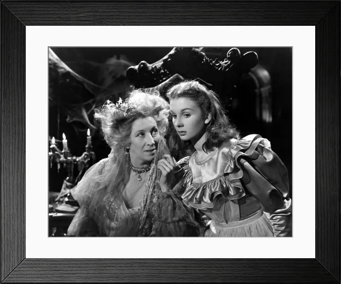 Framed Print : GREAT EXPECTATIONS, Martita Hunt, Jean Simmons, 1946 Framed Print : GREAT EXPECTATIONS, Martita Hunt, Jean Simmons, 1946