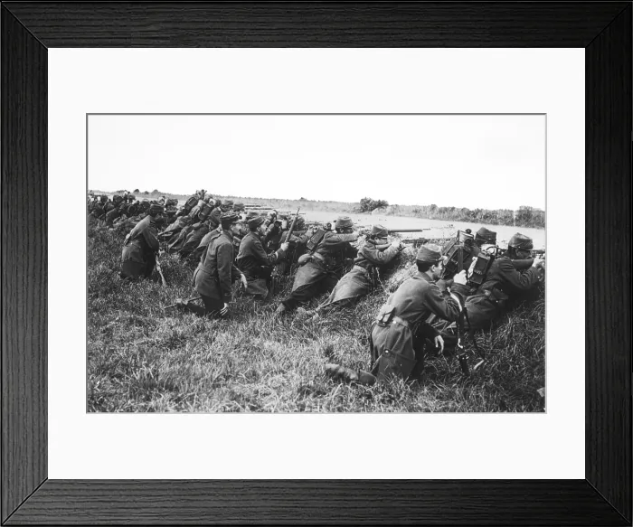 Framed Print : World War 1. French soldiers behind a ditch waiting for a German assault. Possibly during the Battle of the Marne. Ca. September 6-12, 1914