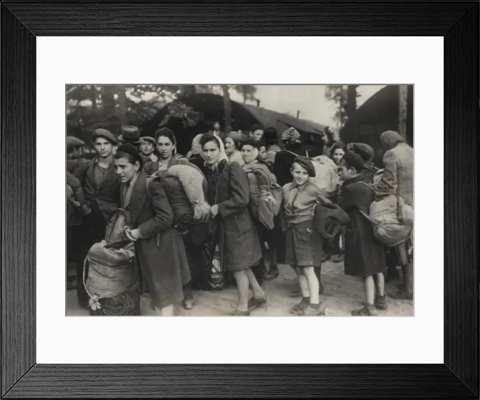 Framed Print : Some of the 4, 515 Jewish passengers of the ship Exodus 1947, returning to Lubeck, Germany