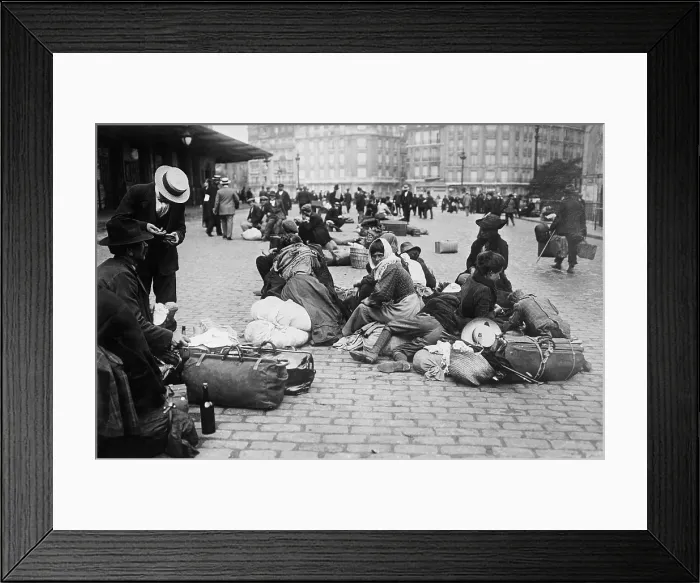 Framed Print : World War 1. Refugees at Gare de Lyon in Paris. Ca. 1914-15