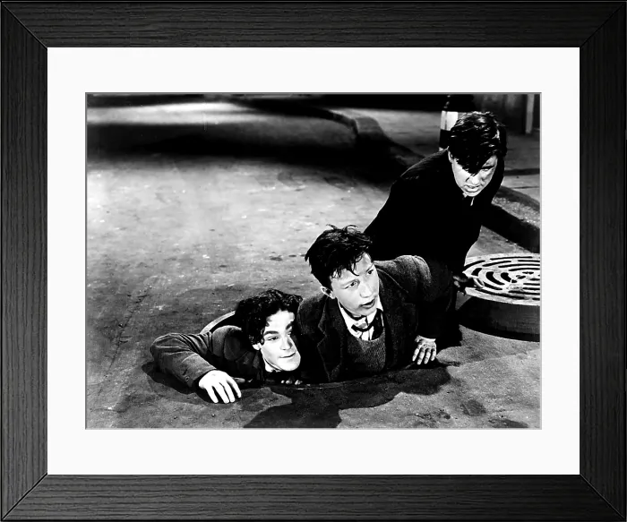 Framed Print : HUE AND CRY, Harry Fowler (center), 1947