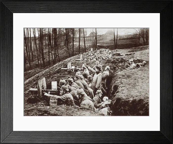 Framed Print : World War 1. German machine guns in a trench near Darkehmen in East Prussia. A wounded soldier receives medical attention