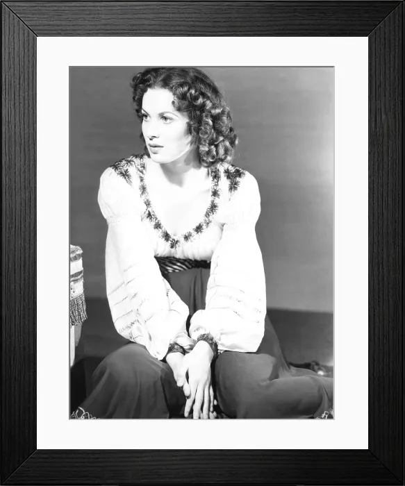 Framed Print : THE HUNCHBACK OF NOTRE DAME, Maureen O'Hara, 1939