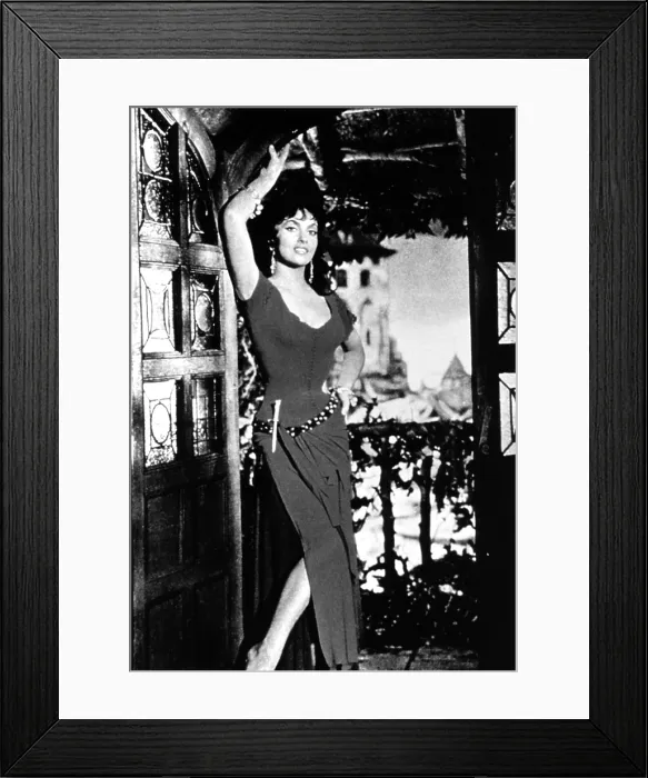 Framed Print : THE HUNCHBACK OF NOTRE DAME, (aka NOTRE DAME DE PARIS), Gina Lollobrigida, 1956