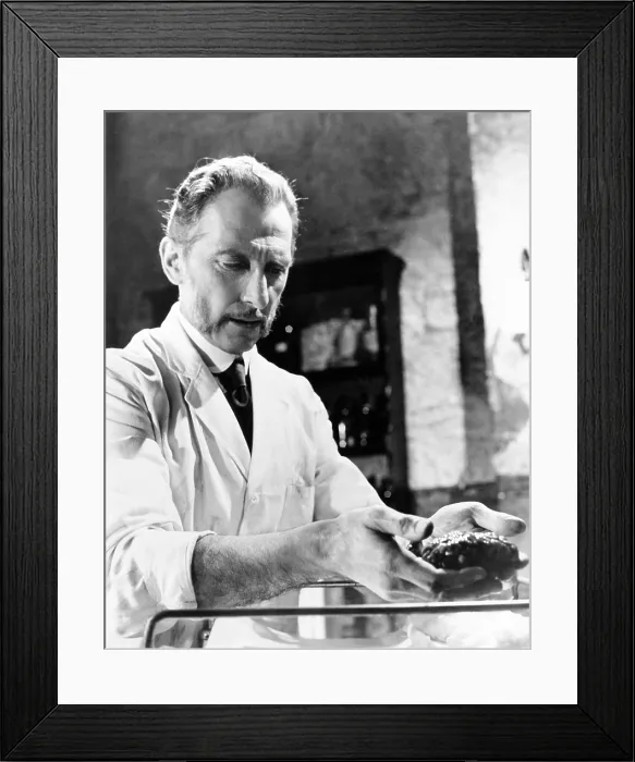 Framed Print : THE GORGON, Peter Cushing, 1964