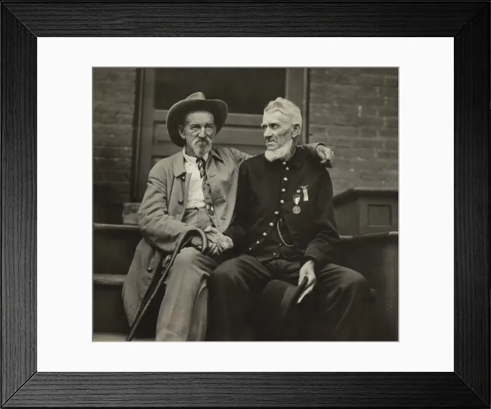 Framed Print : Two Civil War veterans from the opposing sides, shaking hands in 1913