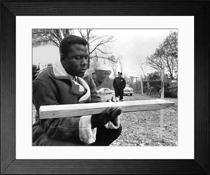 Framed Print : IN THE HEAT OF THE NIGHT, Sidney Poitier, Rod Steiger (background), 1967