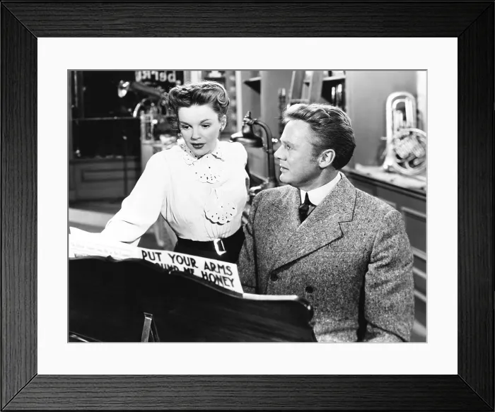 Framed Print : IN THE GOOD OLD SUMMERTIME, from left, Judy Garland, Van Johnson, 1949