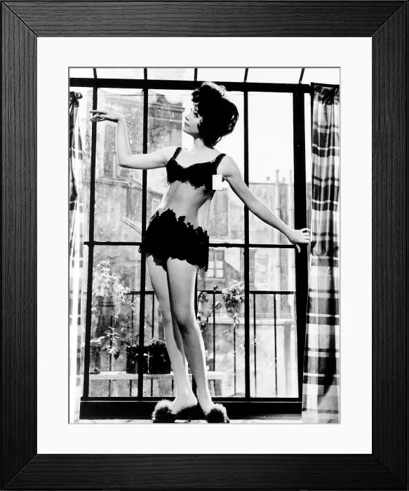 Framed Print : IRMA LA DOUCE, Shirley MacLaine, 1963 Framed Print : IRMA LA DOUCE, Shirley MacLaine, 1963
