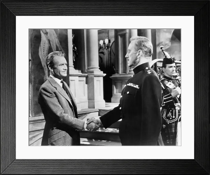 Framed Print : TUNES OF GLORY, John Mills, Alec Guinness, 1960 Framed Print : TUNES OF GLORY, John Mills, Alec Guinness, 1960