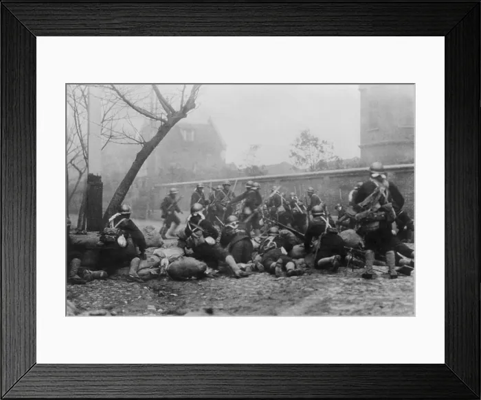 Framed Print : Japanese marines on north of Soochow Creek, Shanghai, China. Overwhelmed by superior armaments, Chinese losses were twice those of Japanese forces
