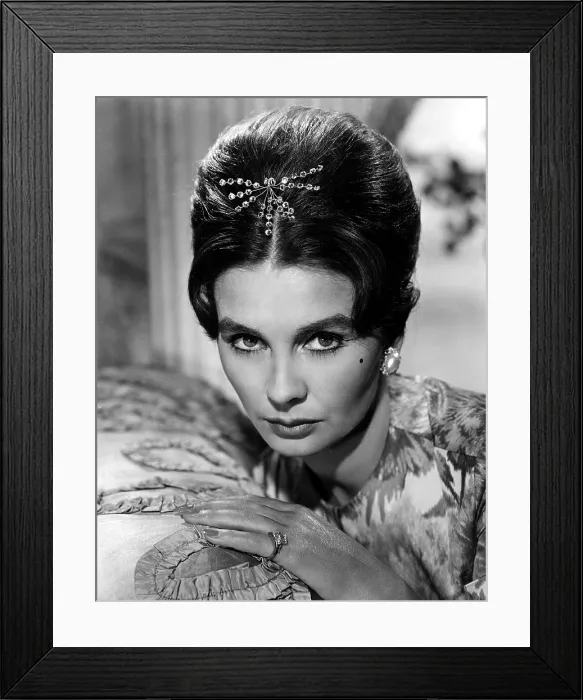 Framed Print : THE GRASS IS GREENER, Jean Simmons, 1960 Framed Print : THE GRASS IS GREENER, Jean Simmons, 1960