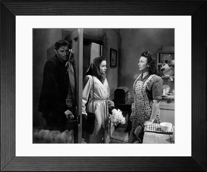 Framed Print : IT ALWAYS RAINS ON SUNDAY, John McCallum, Patricia Plunkett, Googie Withers, 1947 Framed Print : IT ALWAYS RAINS ON SUNDAY, John McCallum, Patricia Plunkett, Googie Withers, 1947