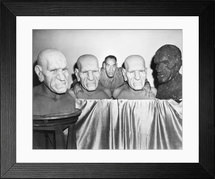 Framed Print : HOUSE OF HORRORS, Rondo Hatton posing with busts used in film, 1946