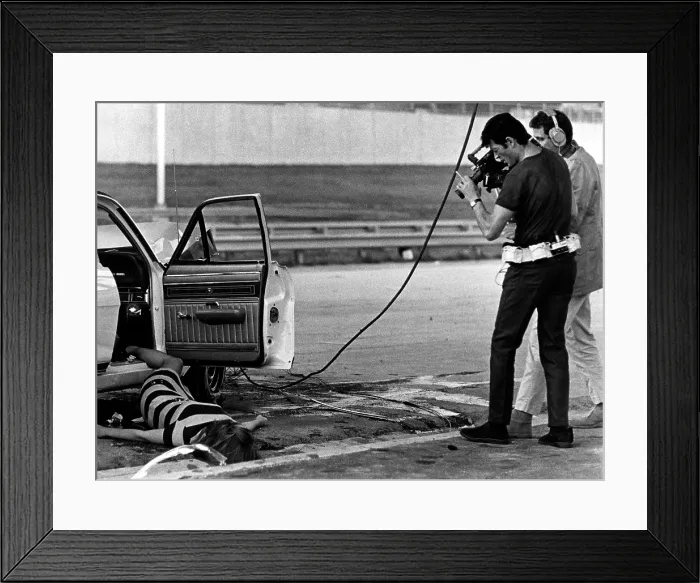 Framed Print : MEDIUM COOL, Robert Forster, Peter Bonerz, 1969