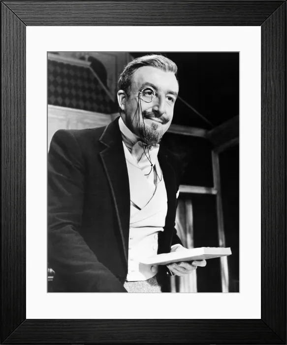 Framed Print : THE MOUSE THAT ROARED, Peter Sellers, 1959 Framed Print : THE MOUSE THAT ROARED, Peter Sellers, 1959