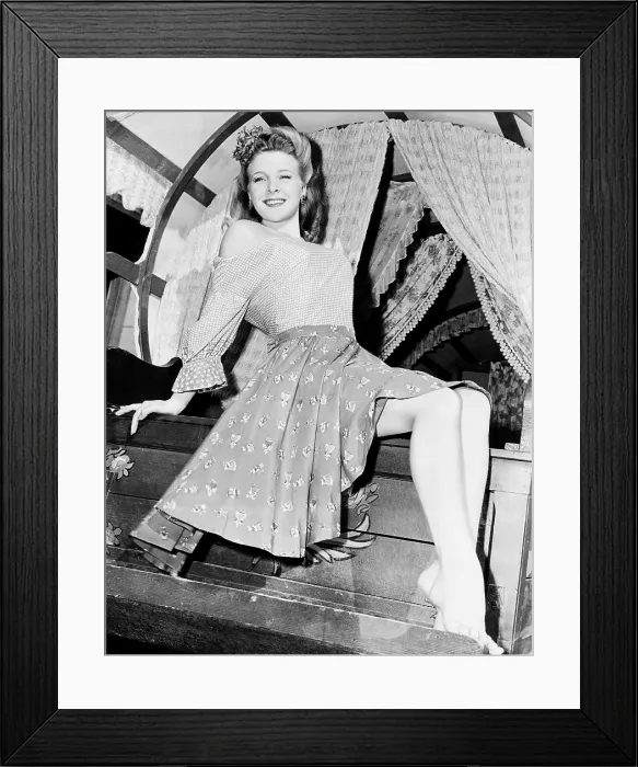 Framed Print : THE INVISIBLE MAN'S REVENGE, Evelyn Ankers, on-set between takes, 1944 Framed Print : THE INVISIBLE MAN'S REVENGE, Evelyn Ankers, on-set between takes, 1944