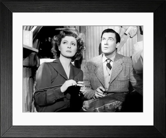 Framed Print : MRS. MINIVER, Greer Garson, Walter Pidgeon, 1942 Framed Print : MRS. MINIVER, Greer Garson, Walter Pidgeon, 1942