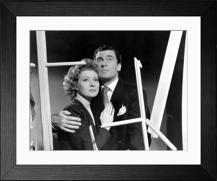 Framed Print : MRS. MINIVER, Greer Garson, Walter Pidgeon, 1942 Framed Print : MRS. MINIVER, Greer Garson, Walter Pidgeon, 1942