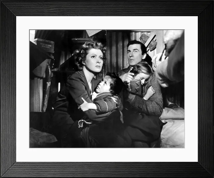 Framed Print : MRS. MINIVER, Greer Garson, Christopher Severn, Walter Pidgeon, Clare Sandars, 1942