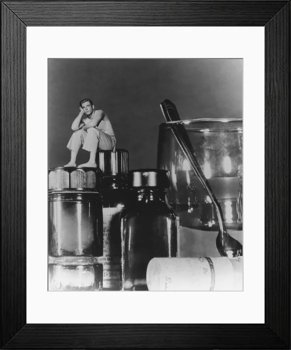 Framed Print : THE INCRIDIBLE SHRINKING MAN, Grant Williams, 1957