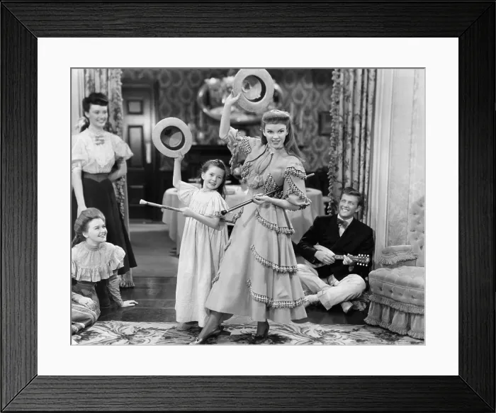 Framed Print : MEET ME IN ST. LOUIS, Margaret O'Brien, Judy Garland, 1944 Framed Print : MEET ME IN ST. LOUIS, Margaret O'Brien, Judy Garland, 1944