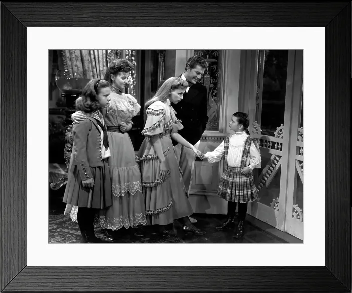 Framed Print : MEET ME IN ST. LOUIS, Joan Carroll, Lucille Bremer, Judy Garland, Henry H. Daniels Jr. Margaret O'Brien, 1944 Framed Print : MEET ME IN ST. LOUIS, Joan Carroll, Lucille Bremer, Judy Garland, Henry H. Daniels Jr. Margaret O'Brien, 1944
