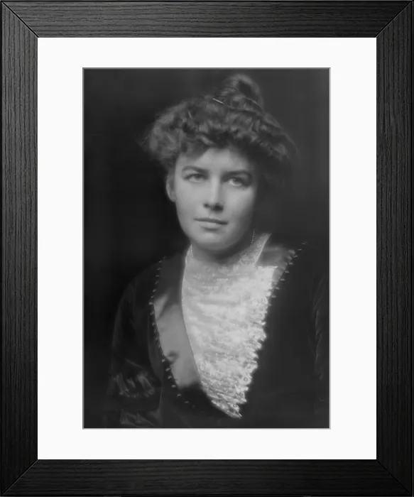 Framed Print : Dorothy Parker at age 19, in a 1912 portrait by society photographer Arnold Genthe. Only two years later she sold her first poem to Vanity Fair magazine (BSLOC_2020_2_53)