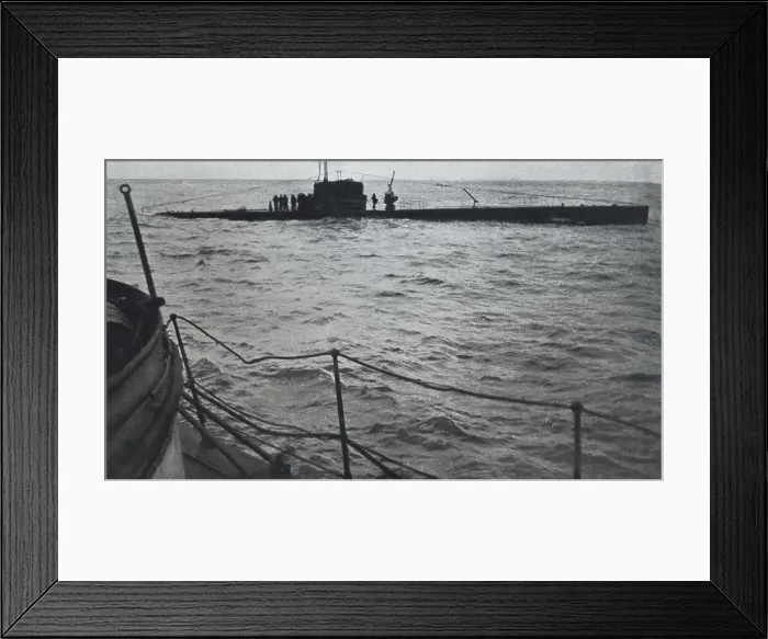 Framed Print : Spanish Civil War (1936-1939). Sinking of the republican submarine B6 (August 1936). The crew on deck before throwing themselves into the sea