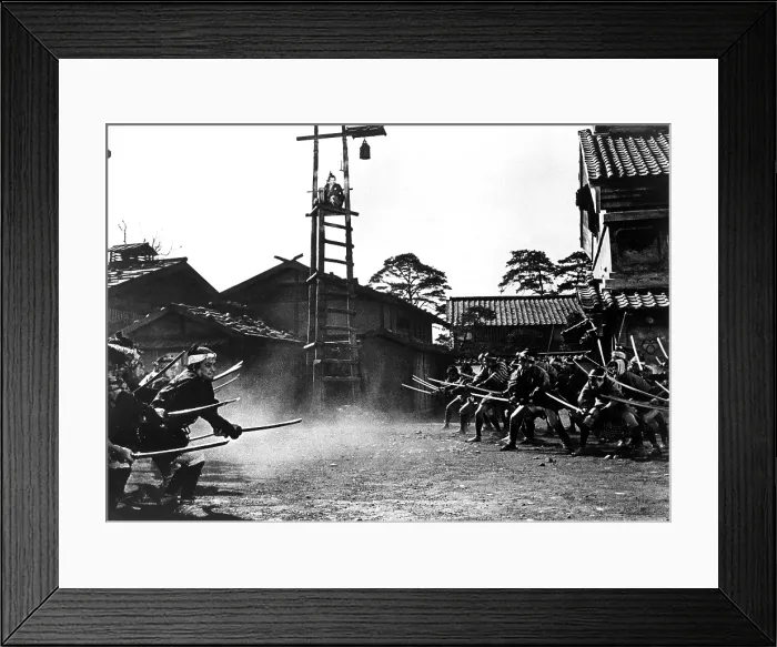 Framed Print : YOJIMBO, Toshiro Mifune (on scaffold), 1961